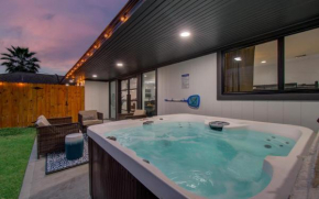 5-BD Modern Central Getaway w Hot Tub - Mins to DT